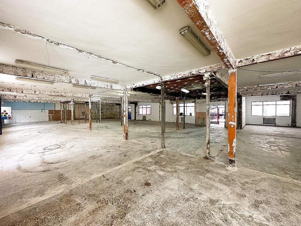 Pilares y vigas metálicas a la vista tras la demolición interior en Getafe