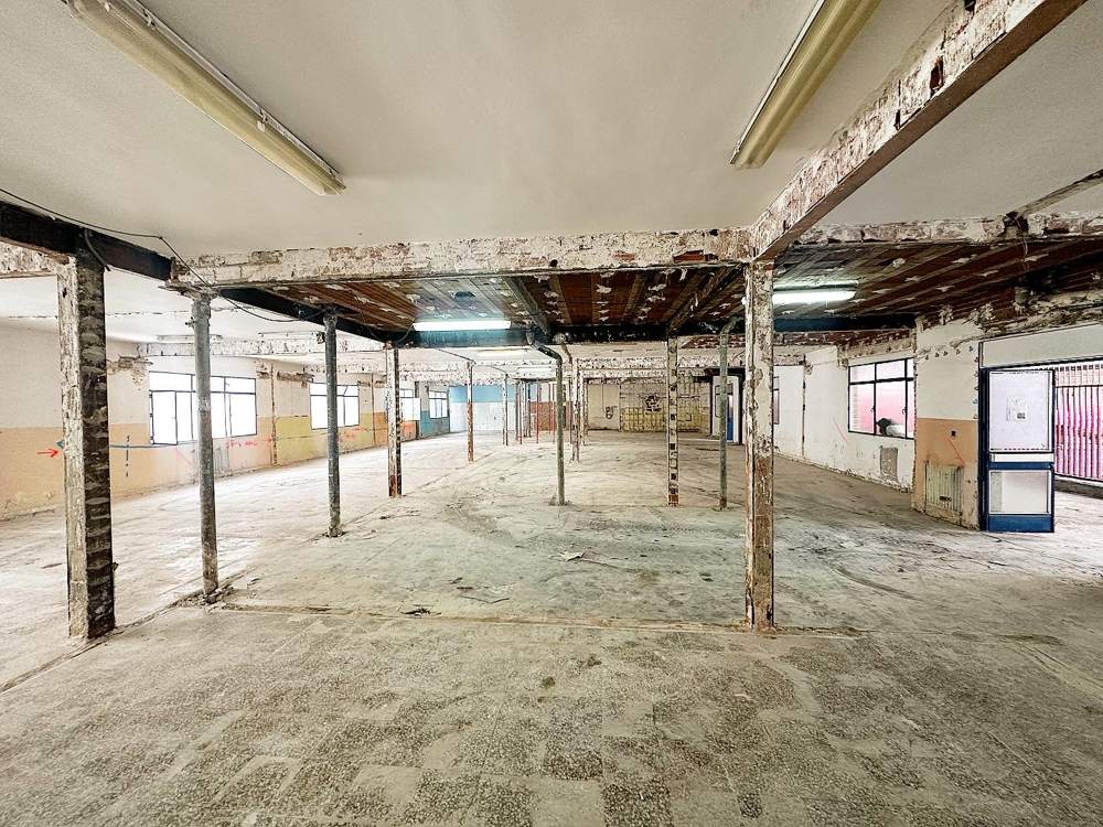 Planta diáfana en Getafe con el forjado a la vista tras retirar los falsos techos