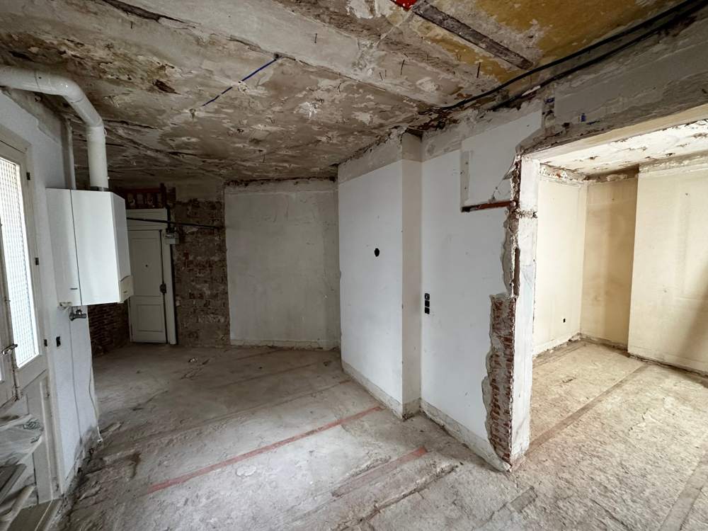 Zona de entrada del piso de Argüelles tras demoler la distribución