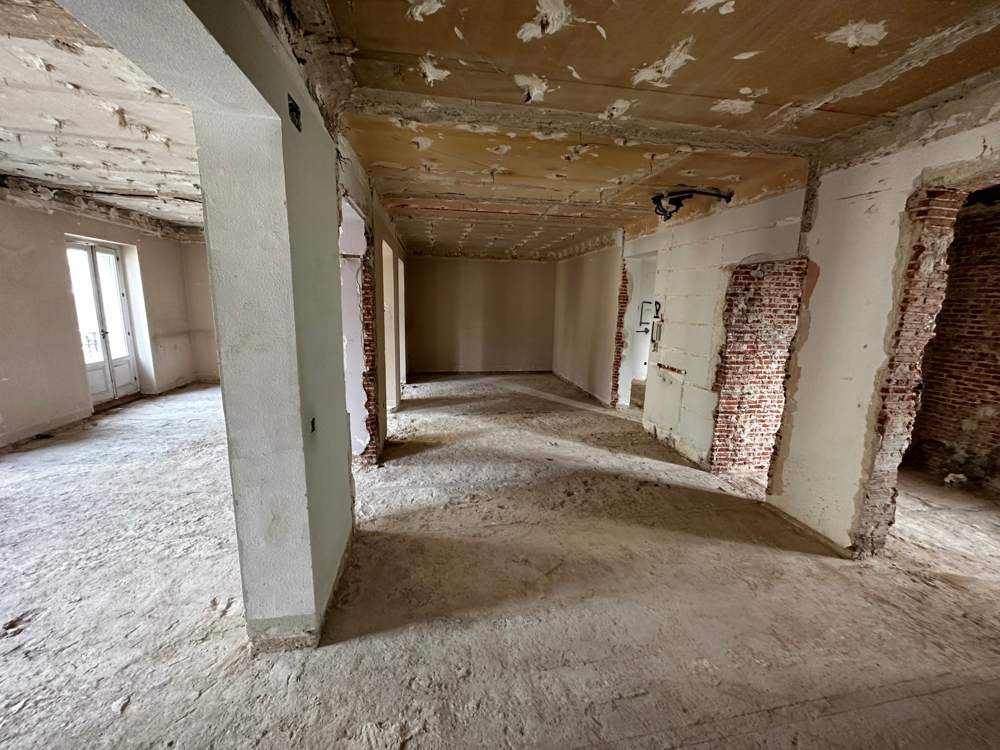 Piso en una finca clásica de Argüelles con ladrillo macizo y huecos de paso abiertos