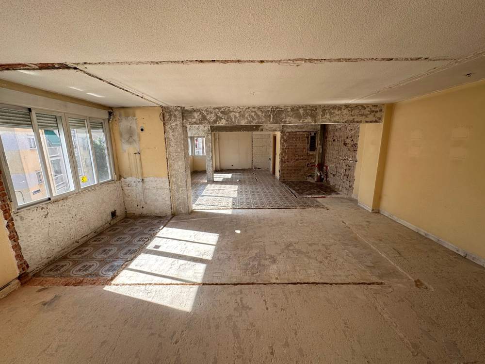 Vivienda en Carabanchel con jácenas y pilares a la vista tras la demolición