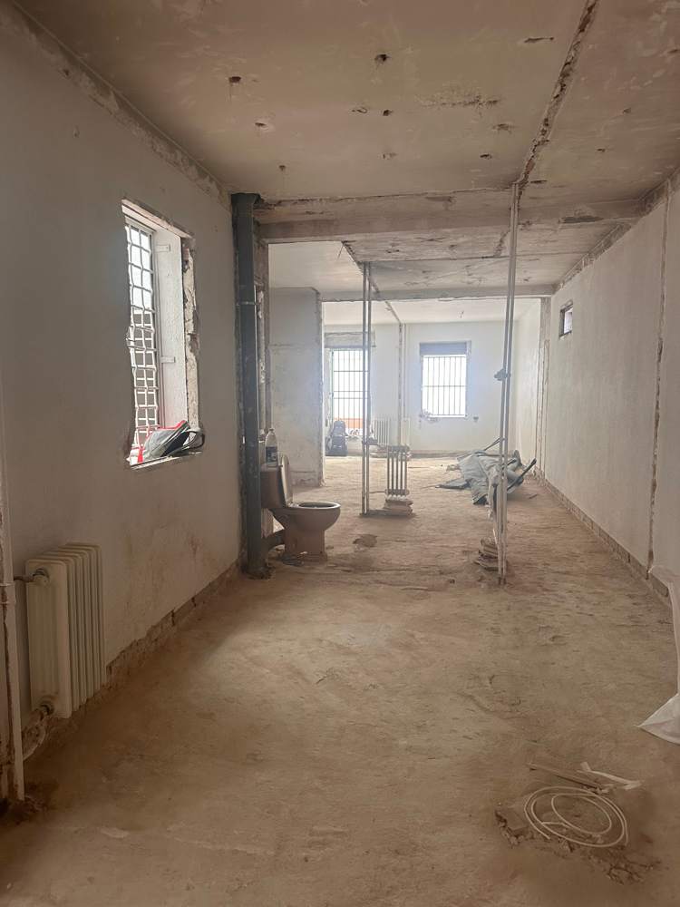 Zona de baño y cocina demolida en una vivienda de Leganés