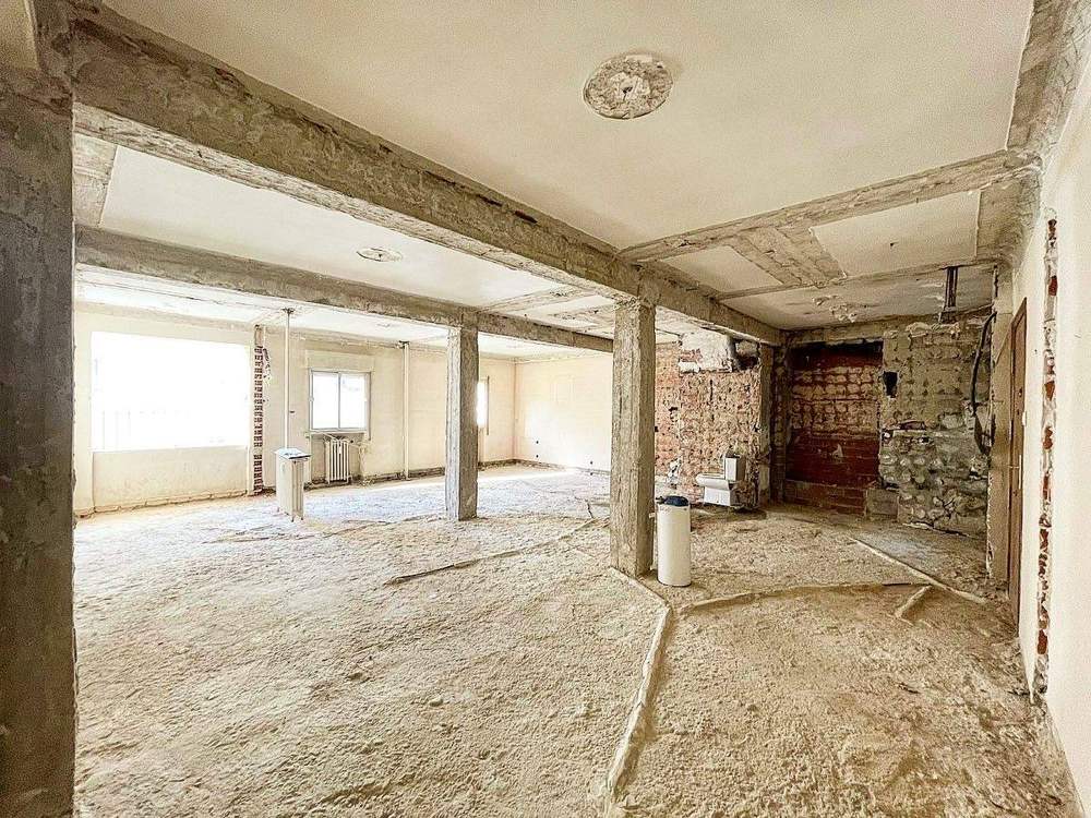 Interior de piso en Madrid tras demoler tabiques, techos y suelos