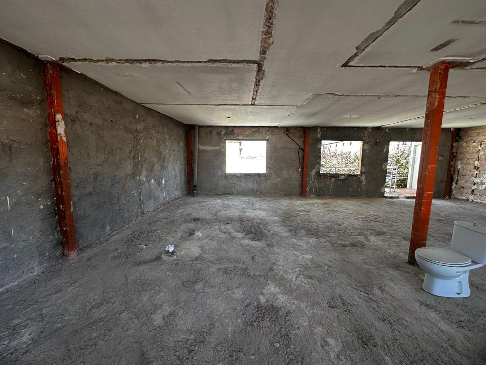 Paredes con los revestimientos retirados en una vivienda de Torrejón de Velasco