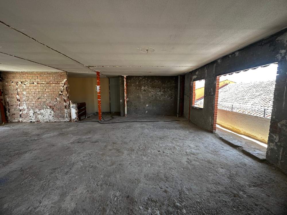 Salón demolido con salida a terraza en una vivienda de Torrejón de Velasco