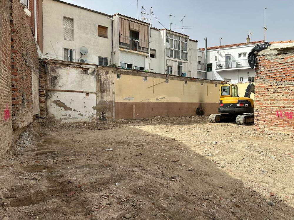 Medianeras de las casas vecinas a la vista tras el derribo en Carabanchel