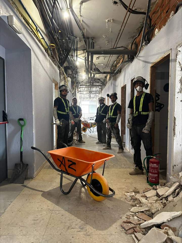 Equipo de AZAMA trabajando en el interior de un edificio en Madrid