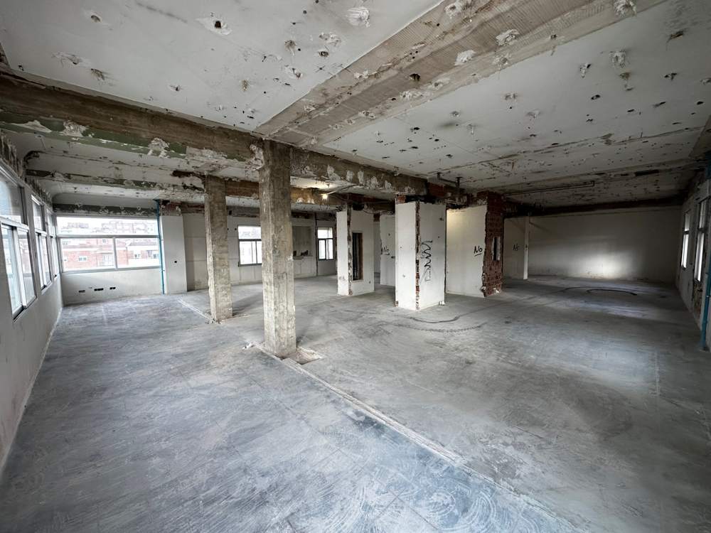 Pilares y vigas de hormigón a la vista tras demoler el interior de una planta del hospital