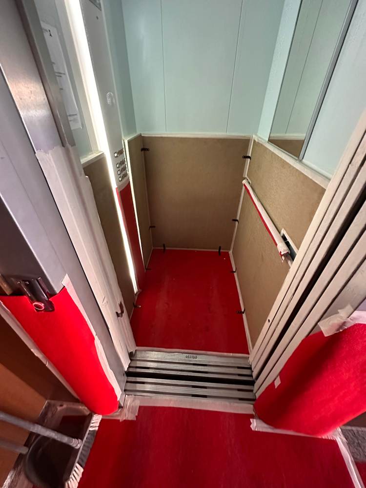 Cabina de ascensor forrada con tableros